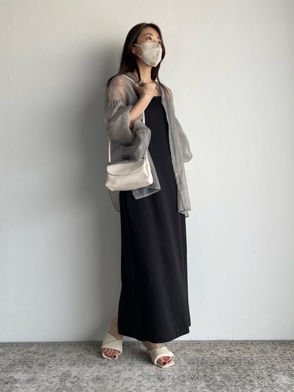 ブラック系のワンピース、グレー系のTシャツ/カットソー、ホワイト系のサンダルを着用したレディースの夏コーディネートの2枚目の写真