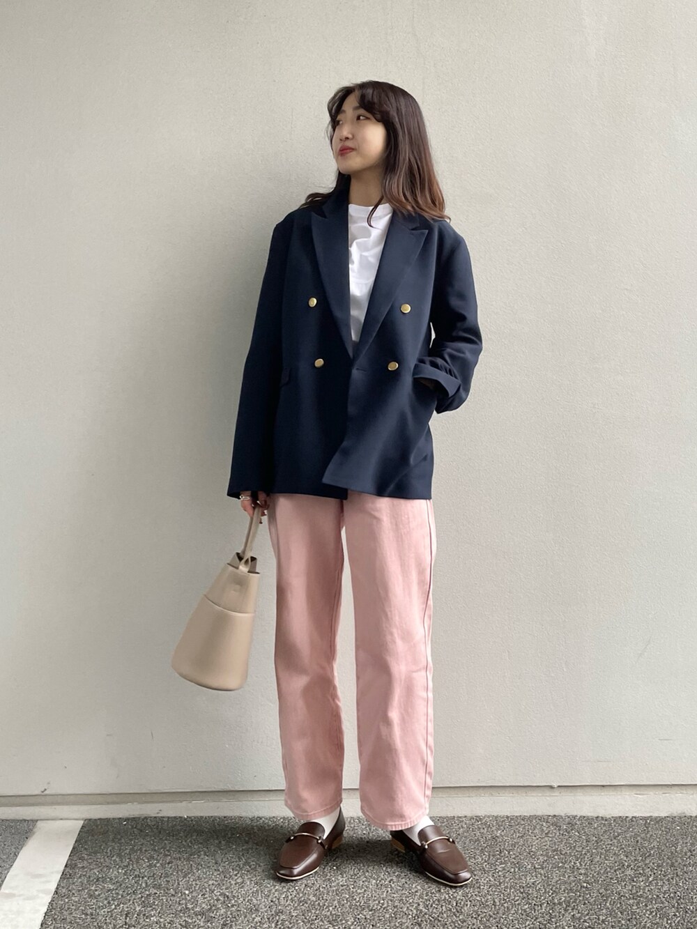 ブルー系のテーラードジャケット、ホワイト系のシャツ/ブラウス、ピンク系のデニムパンツを着用したレディースの冬コーディネートの2枚目の写真