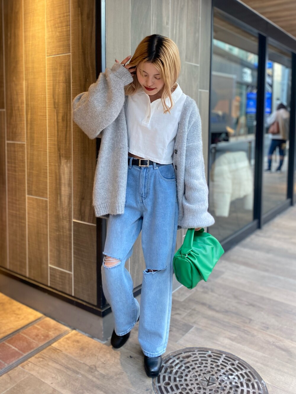 「カラーパレット、カーディガン、チョコ色に染まれ、デニム、デニムパンツ、ショート丈、レイヤードスタイル、春先取り、春コーデ、あったかコーデ、プチプラ、韓国ファッション、カラーニット」｜「SPINNSのアイテム（ポロシャツ、ホワイト系）」を使った、中村　未緒さん（レディース・153cm）の冬コーディネートの2枚目の写真