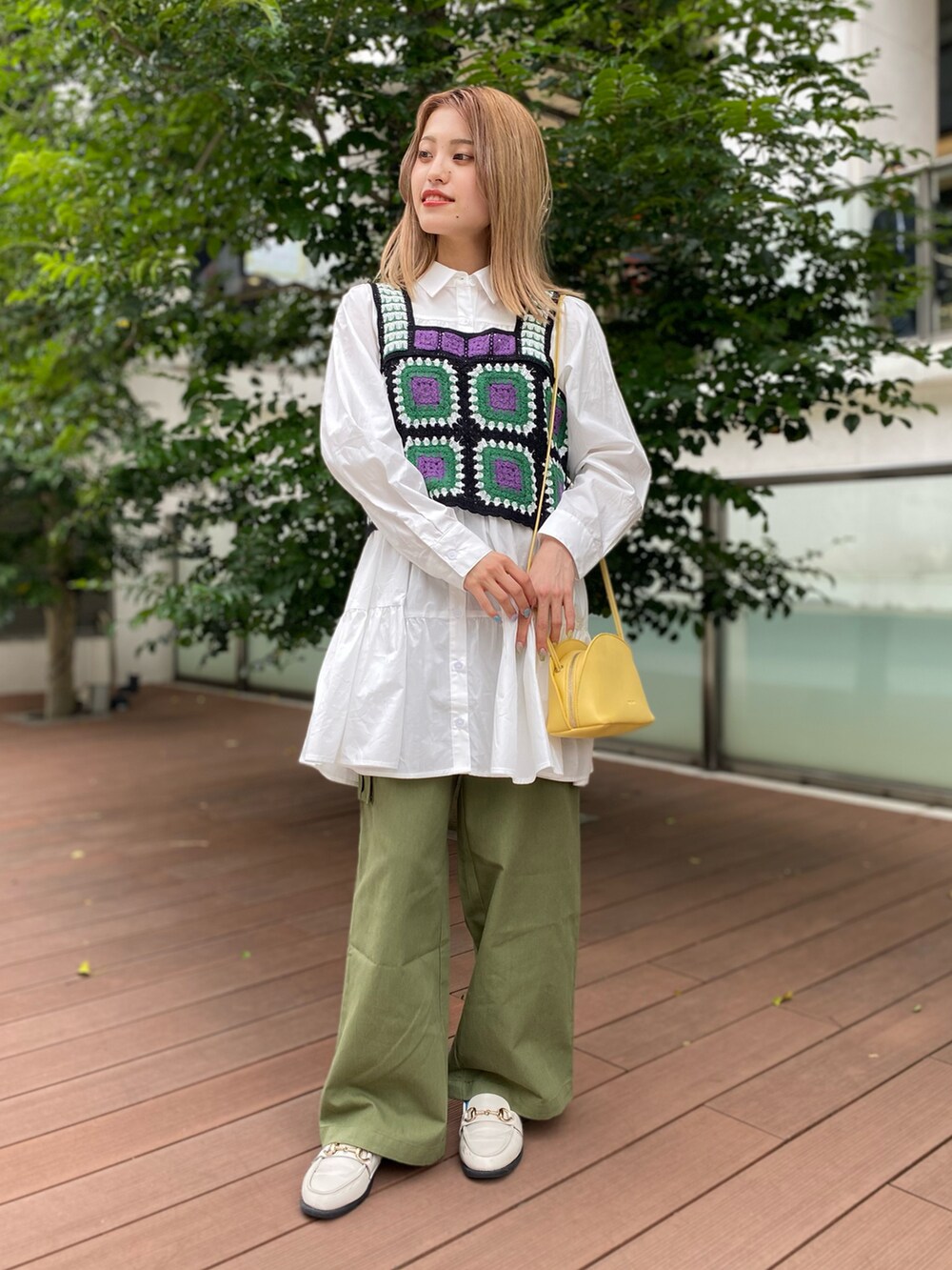ホワイト系のワンピース、イエロー系のバッグ、その他のベストを着用したレディースの夏コーディネートの2枚目の写真