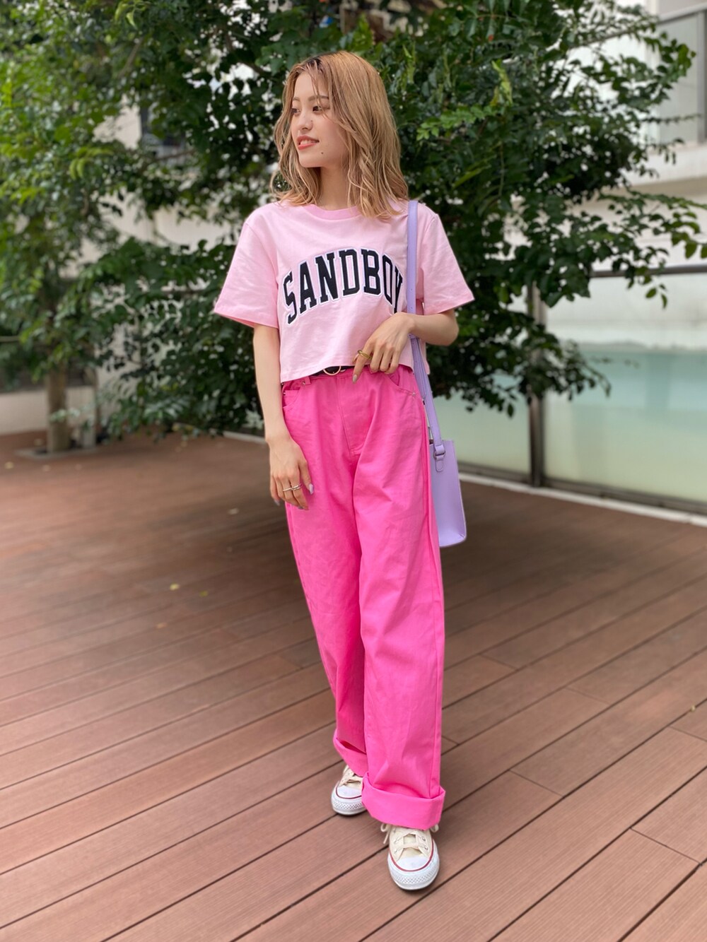 ピンク系のTシャツ/カットソー、パープル系のショルダーバッグ、ピンク系のその他パンツを着用したレディースの夏コーディネートの2枚目の写真