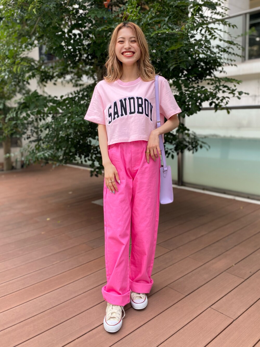 ピンク系のTシャツ/カットソー、パープル系のショルダーバッグ、ピンク系のその他パンツを着用したレディースの夏コーディネートの3枚目の写真