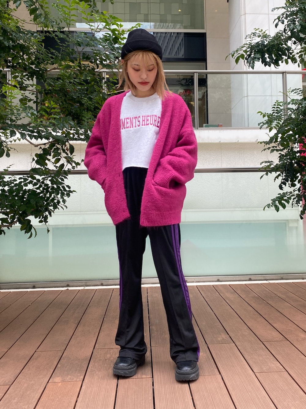 グレー系のスウェット、ピンク系のカーディガン/ボレロ、ブラック系のその他パンツを着用したレディースの冬コーディネートの2枚目の写真