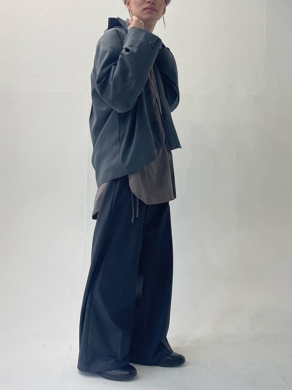 グレー系のスラックス、グレー系のシャツ/ブラウス、グレー系のテーラードジャケットを着用したメンズの春コーディネートの2枚目の写真