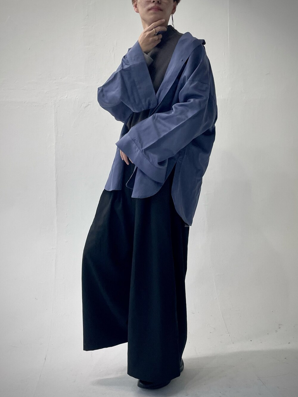ブラック系のその他パンツ、グレー系のベスト、ブルー系のシャツ/ブラウスを着用したメンズの春コーディネートの2枚目の写真