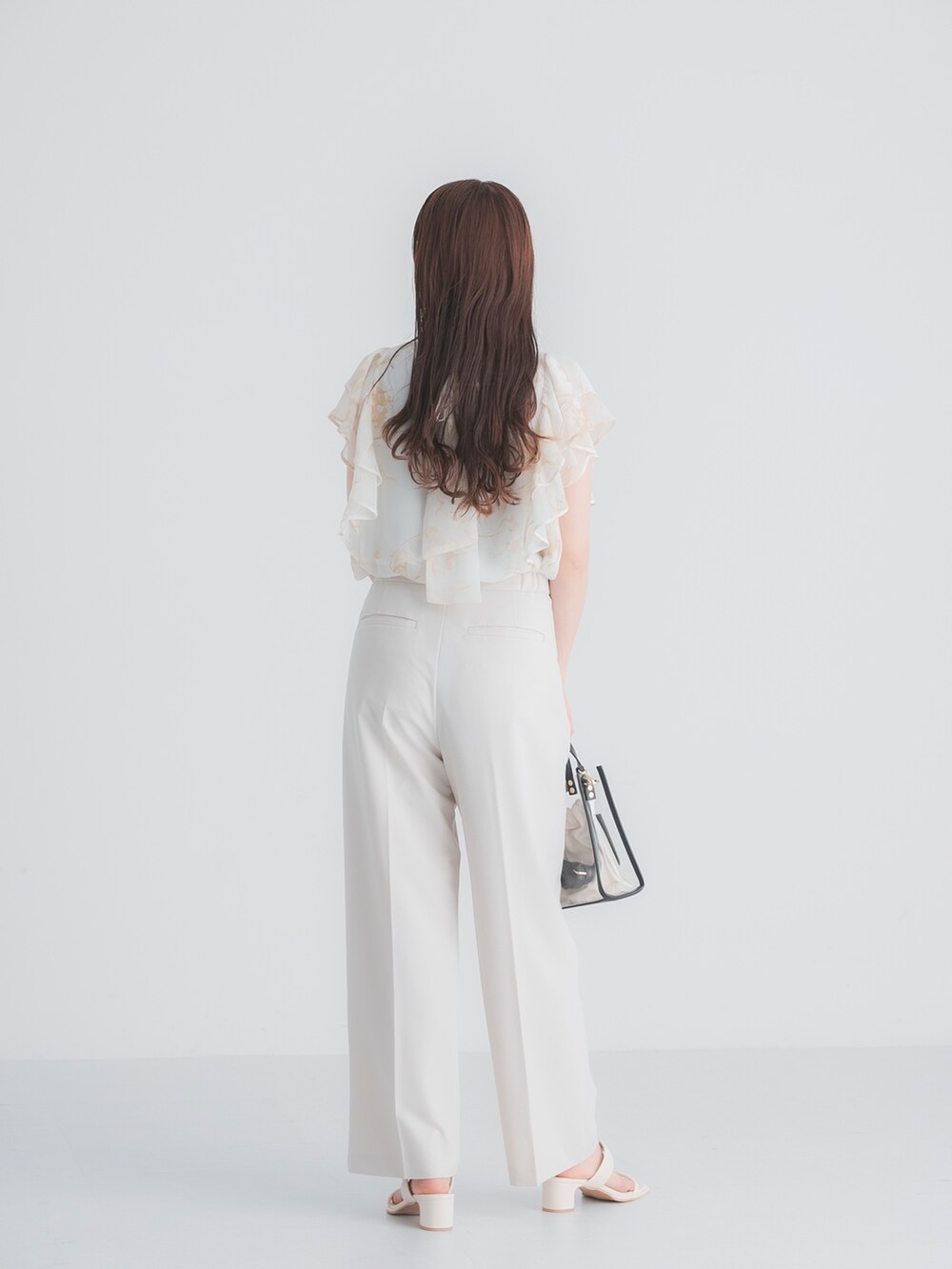 ホワイト系のシャツ/ブラウス、ブラック系のショルダーバッグ、ホワイト系のサンダルを着用したレディースの春コーディネートの5枚目の写真