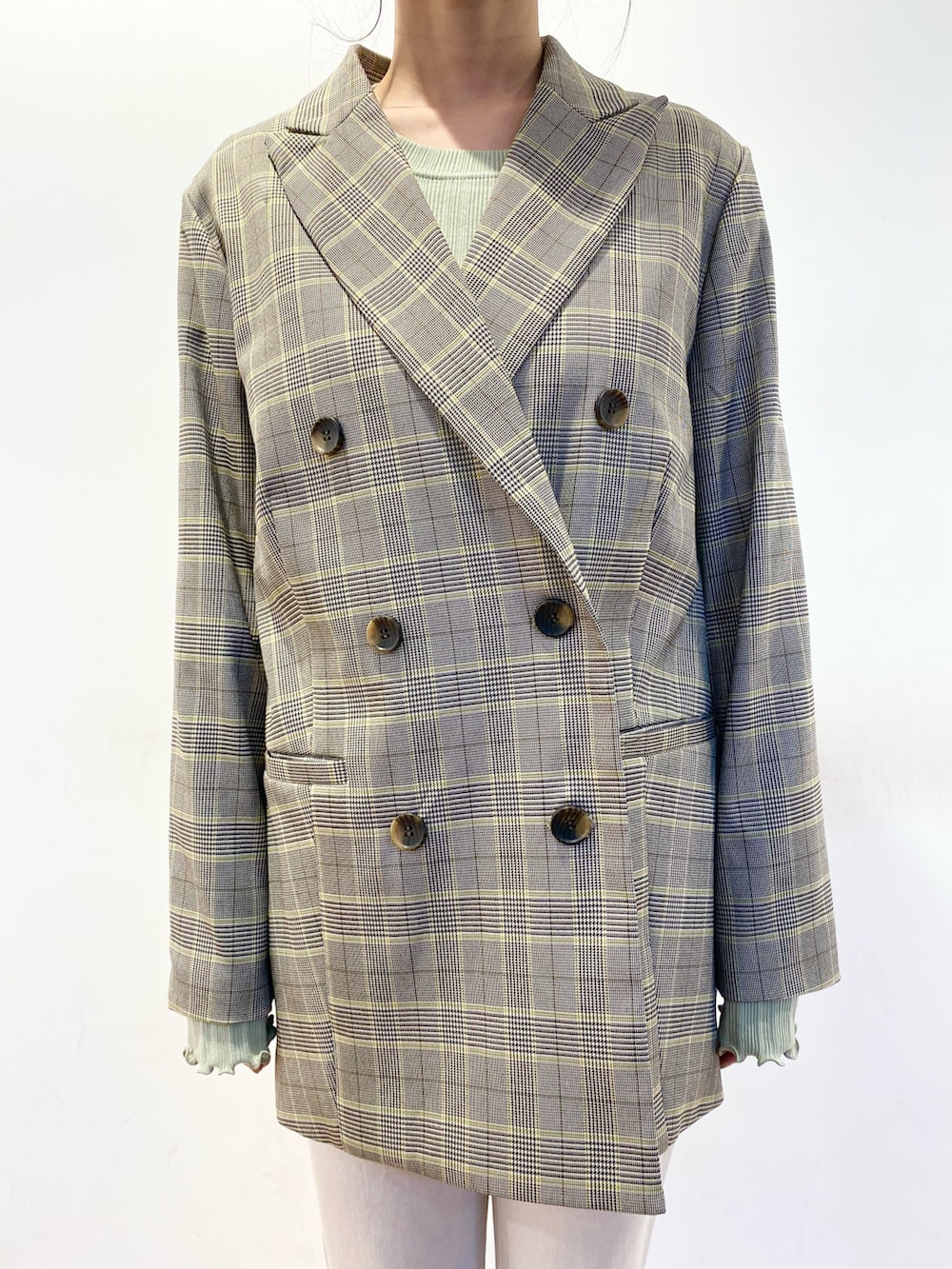 その他のテーラードジャケット、グリーン系のTシャツ/カットソー、ブラウン系のローファーを着用したレディースの冬コーディネートの4枚目の写真