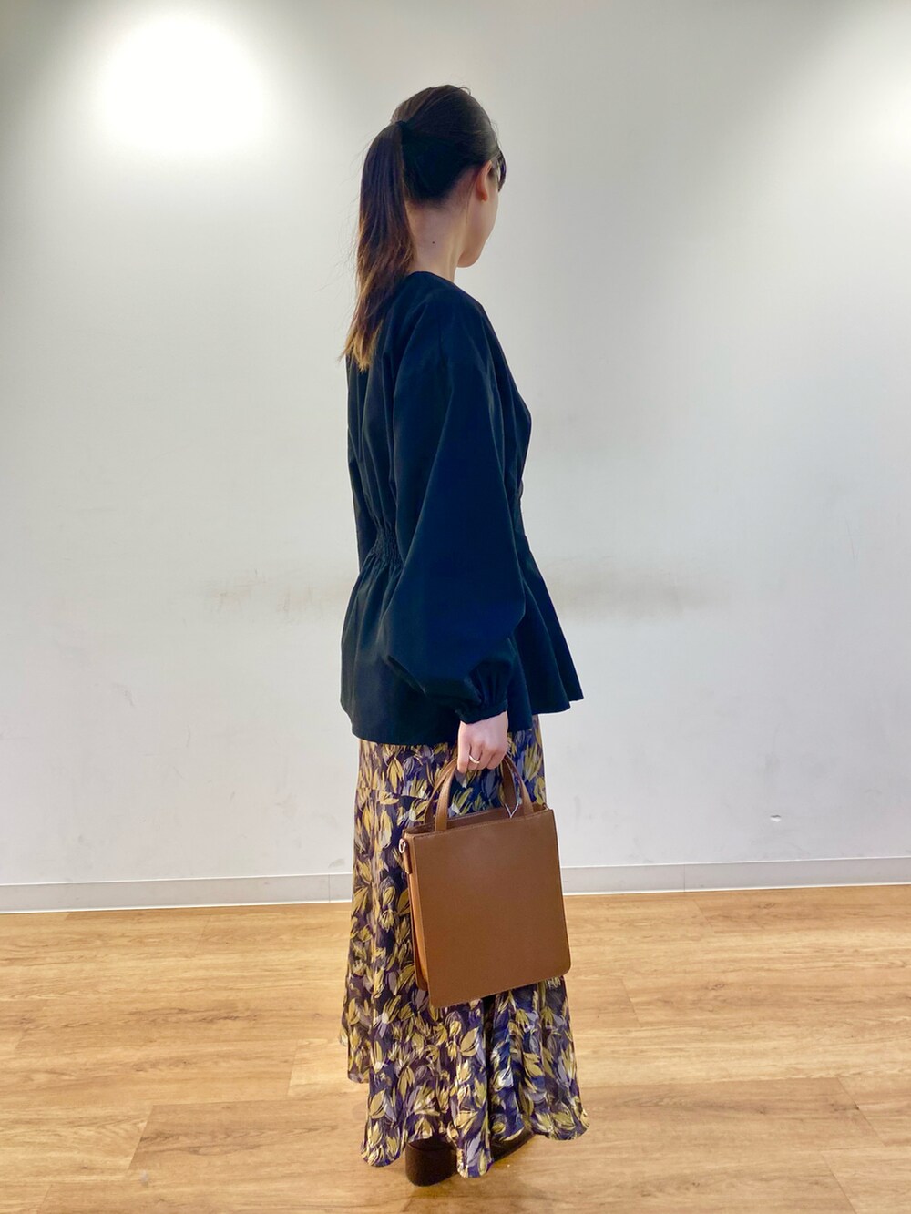 ブラック系のシャツ/ブラウス、グリーン系のトートバッグ、ブラウン系のローファーを着用したレディースの冬コーディネートの2枚目の写真