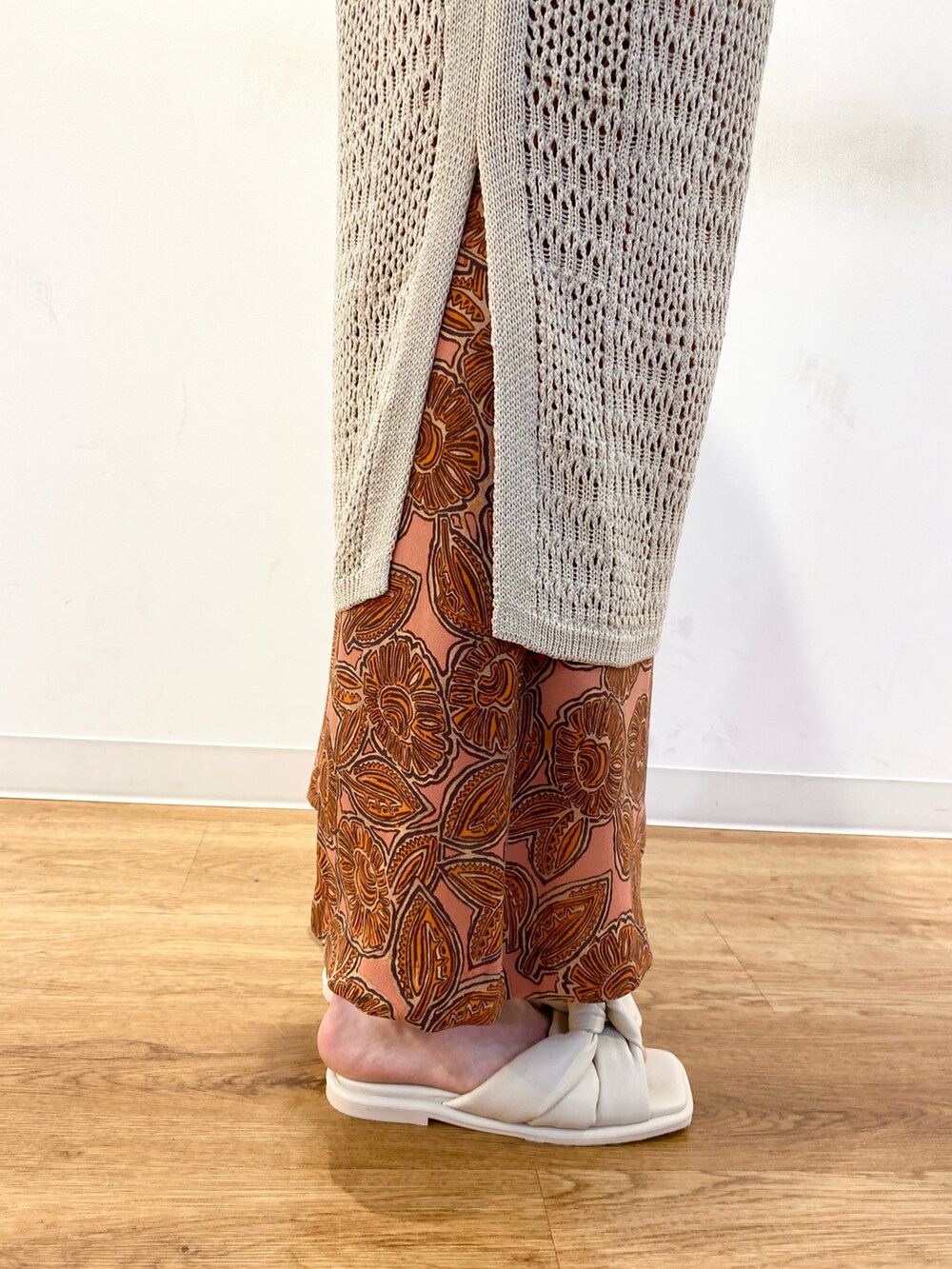 ベージュ系のベスト、ブラック系のTシャツ/カットソー、オレンジ系のスカートを着用したレディースの春コーディネートの4枚目の写真