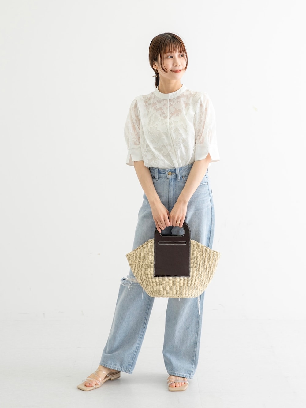 ホワイト系のシャツ/ブラウス、ブルー系のデニムパンツ、ホワイト系のトートバッグを着用したレディースの夏コーディネートの2枚目の写真