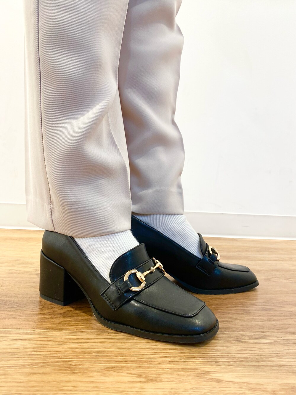 グリーン系のベスト、ホワイト系のシャツ/ブラウス、ベージュ系のその他パンツを着用したレディースの冬コーディネートの5枚目の写真