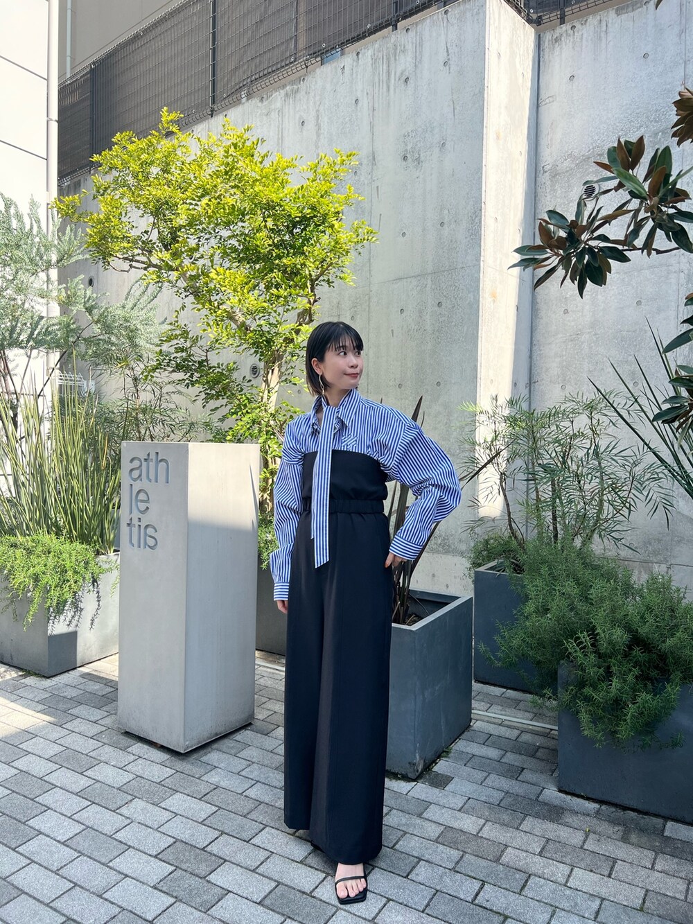 その他のシャツ/ブラウス、ブラック系のサンダルを着用したレディースの春コーディネートの2枚目の写真