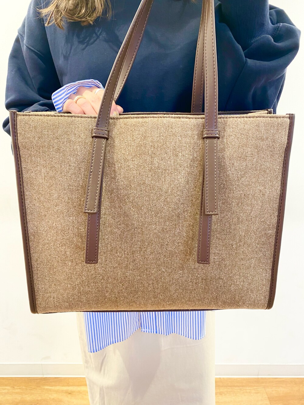 ブルー系のシャツ/ブラウス、ブルー系のスウェット、ブラウン系のショルダーバッグを着用したレディースの冬コーディネートの2枚目の写真