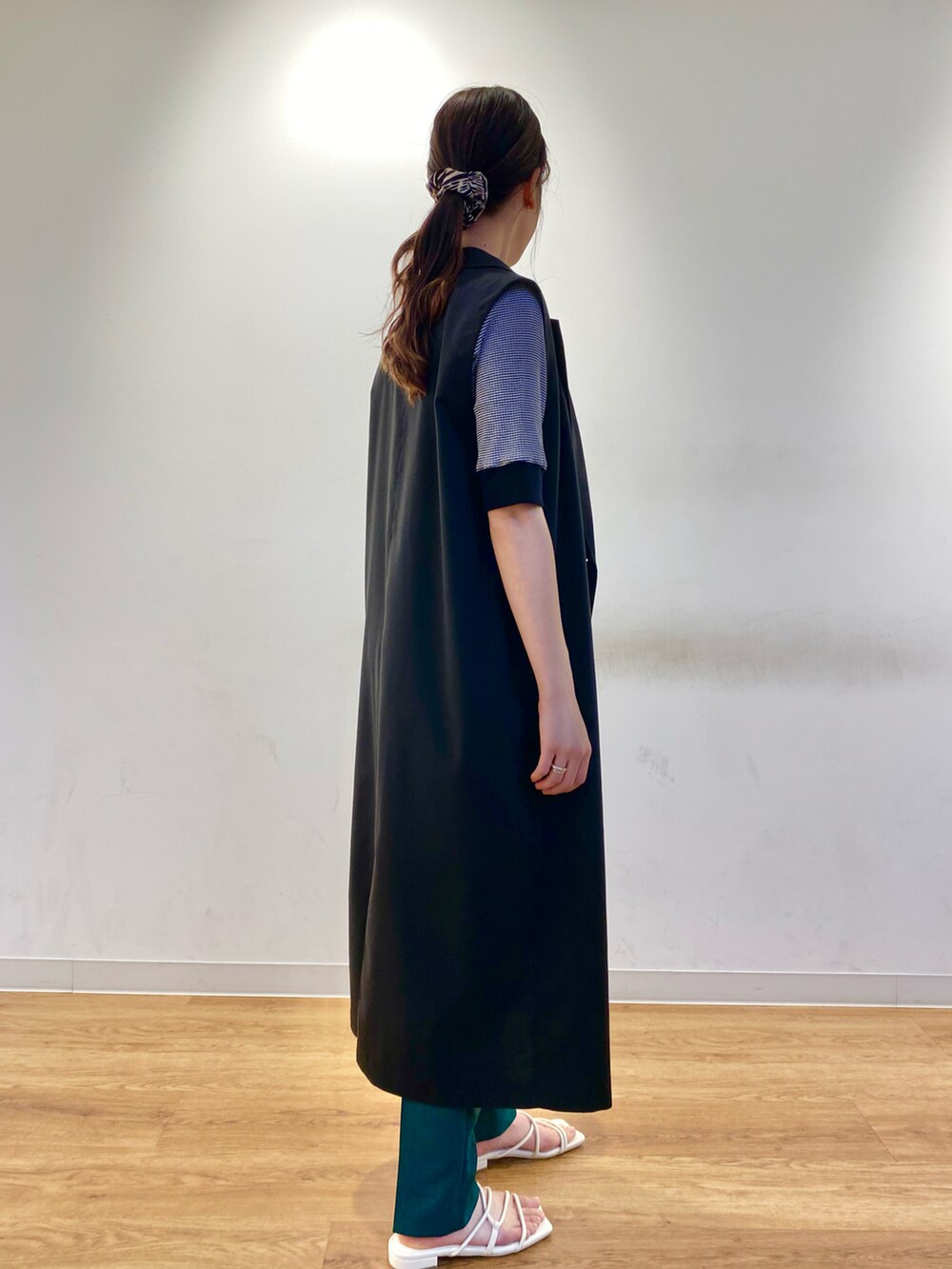 ブラック系のジャケット/アウター、ブラック系のTシャツ/カットソー、グリーン系のその他パンツを着用したレディースの春コーディネートの2枚目の写真