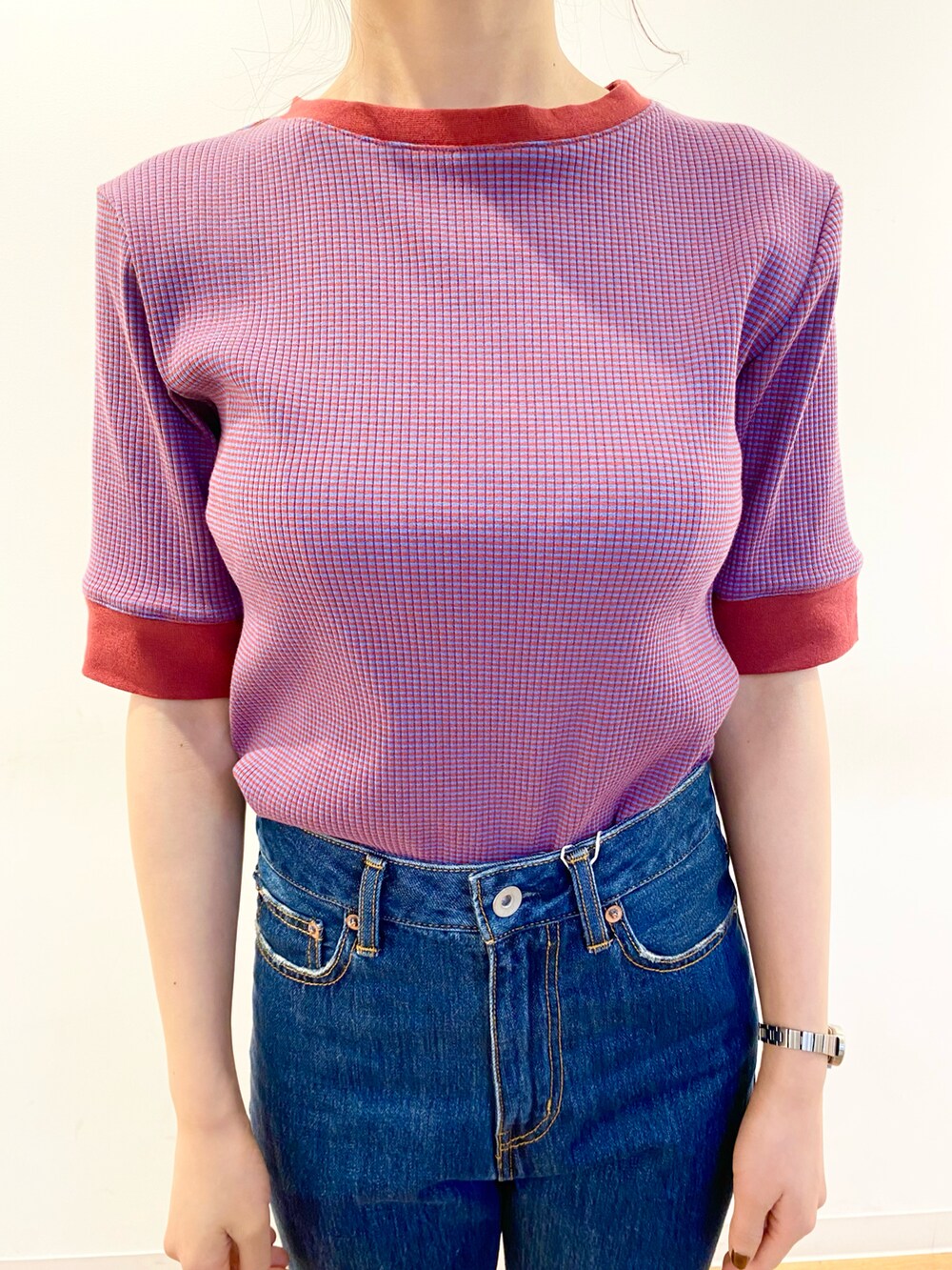 ホワイト系のサンダル、パープル系のTシャツ/カットソー、ブルー系のデニムパンツを着用したレディースの春コーディネートの4枚目の写真