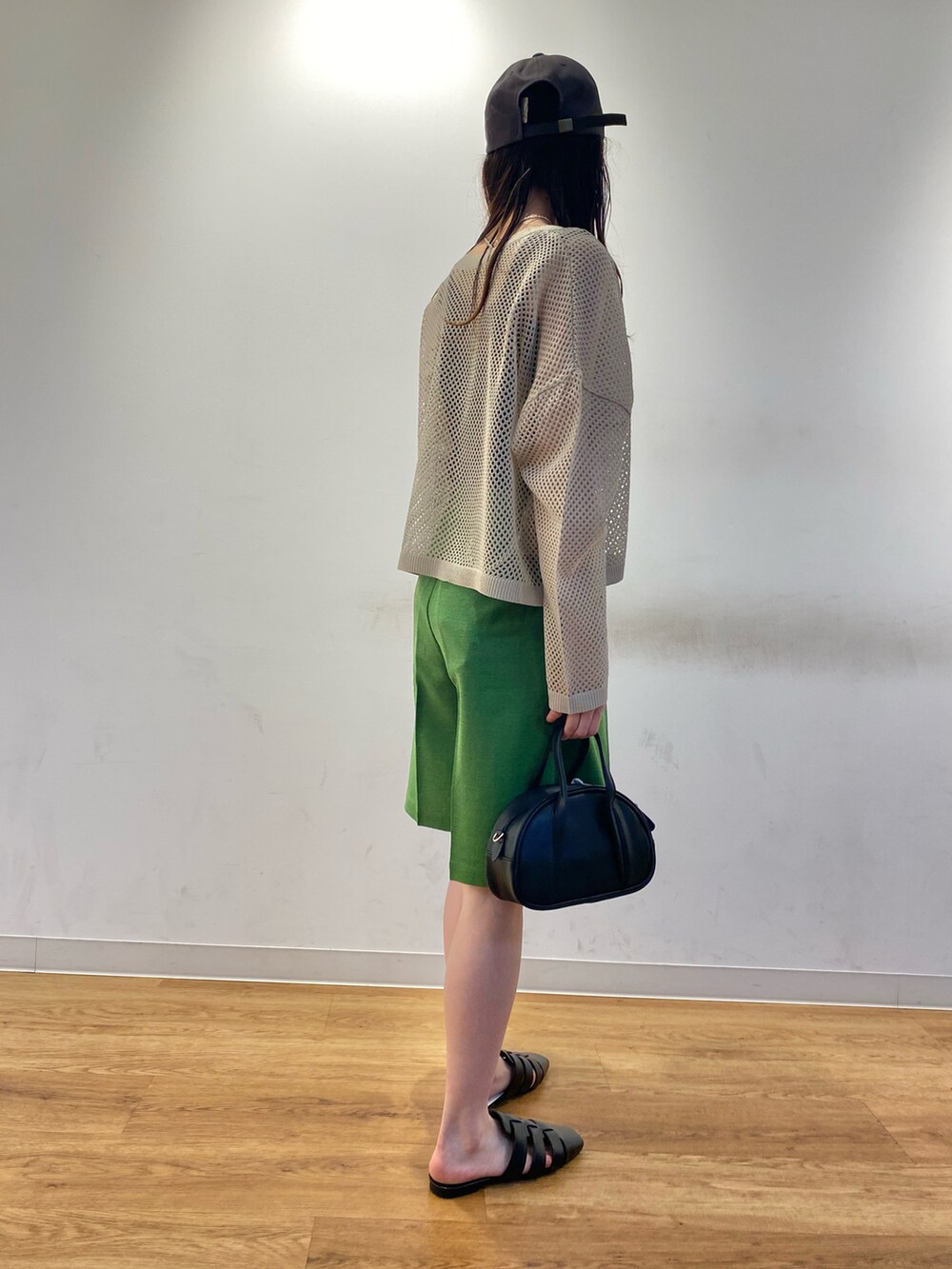 ベージュ系のカーディガン/ボレロ、グリーン系のその他パンツ、ブラック系のサンダルを着用したレディースの夏コーディネートの2枚目の写真