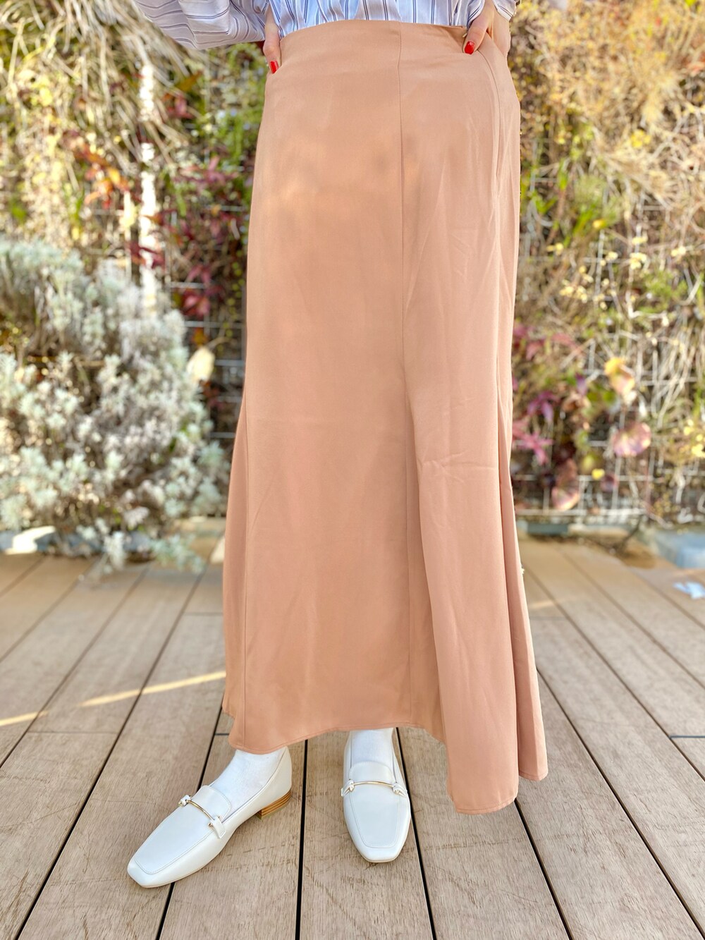 ホワイト系のシャツ/ブラウス、ベージュ系のベスト、ピンク系のスカートを着用したレディースの春コーディネートの5枚目の写真