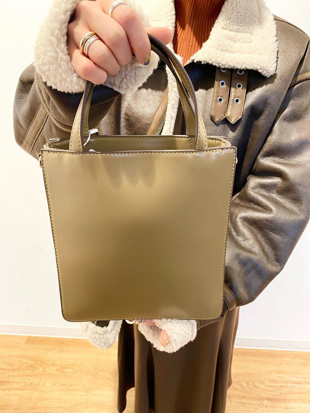 ブラウン系のスカート、ブラウン系のブルゾン、ブラウン系のブーツを着用したレディースの冬コーディネートの4枚目の写真