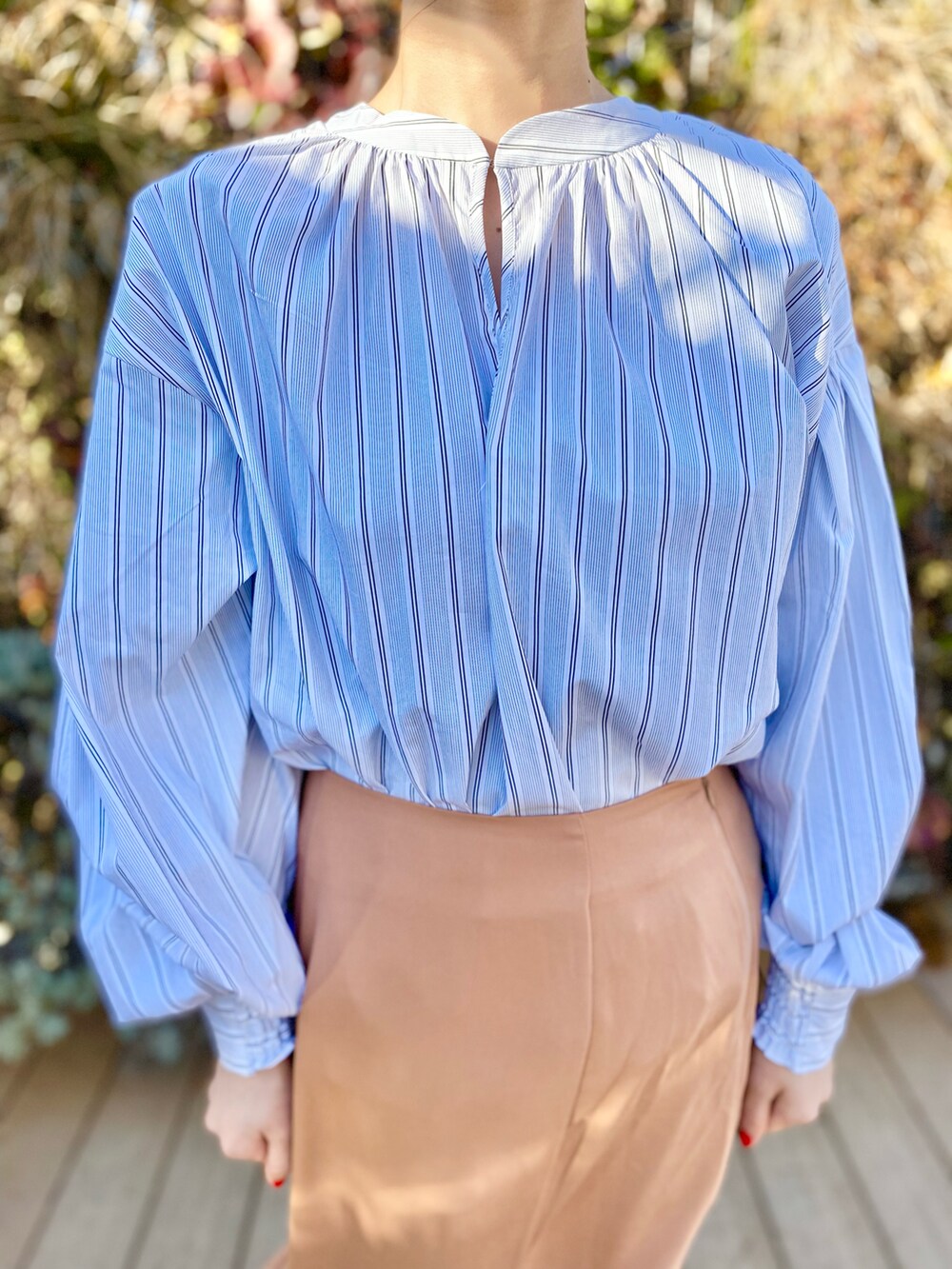 ホワイト系のシャツ/ブラウス、ベージュ系のベスト、ピンク系のスカートを着用したレディースの春コーディネートの4枚目の写真