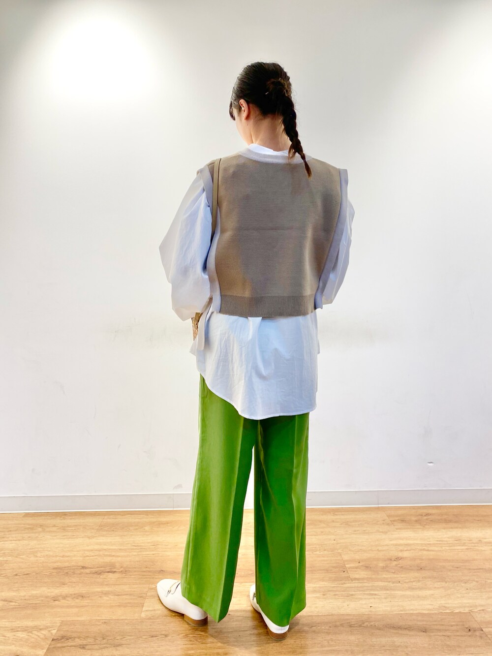 ベージュ系のベスト、ホワイト系のシャツ/ブラウス、ホワイト系のローファーを着用したレディースの冬コーディネートの3枚目の写真