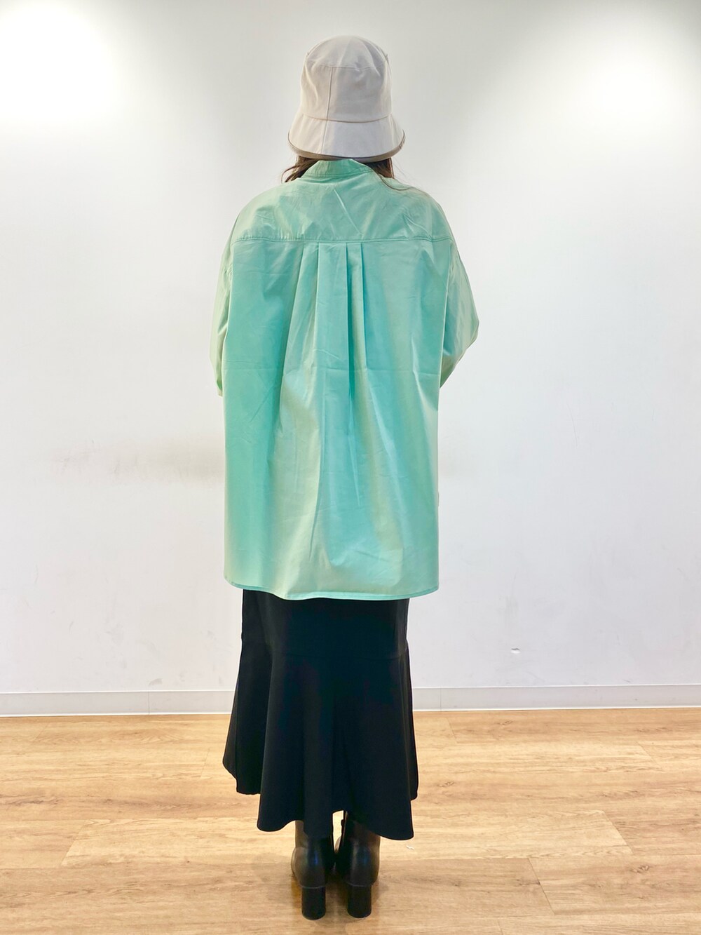 グリーン系のシャツ/ブラウス、ブラック系のスカート、ブラック系のショルダーバッグを着用したレディースの冬コーディネートの3枚目の写真