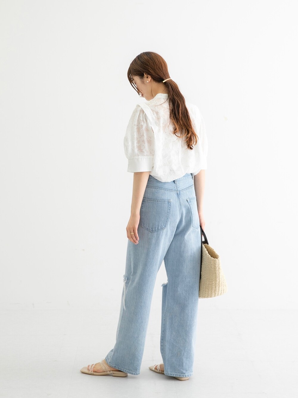 ホワイト系のシャツ/ブラウス、ブルー系のデニムパンツ、ホワイト系のトートバッグを着用したレディースの夏コーディネートの5枚目の写真