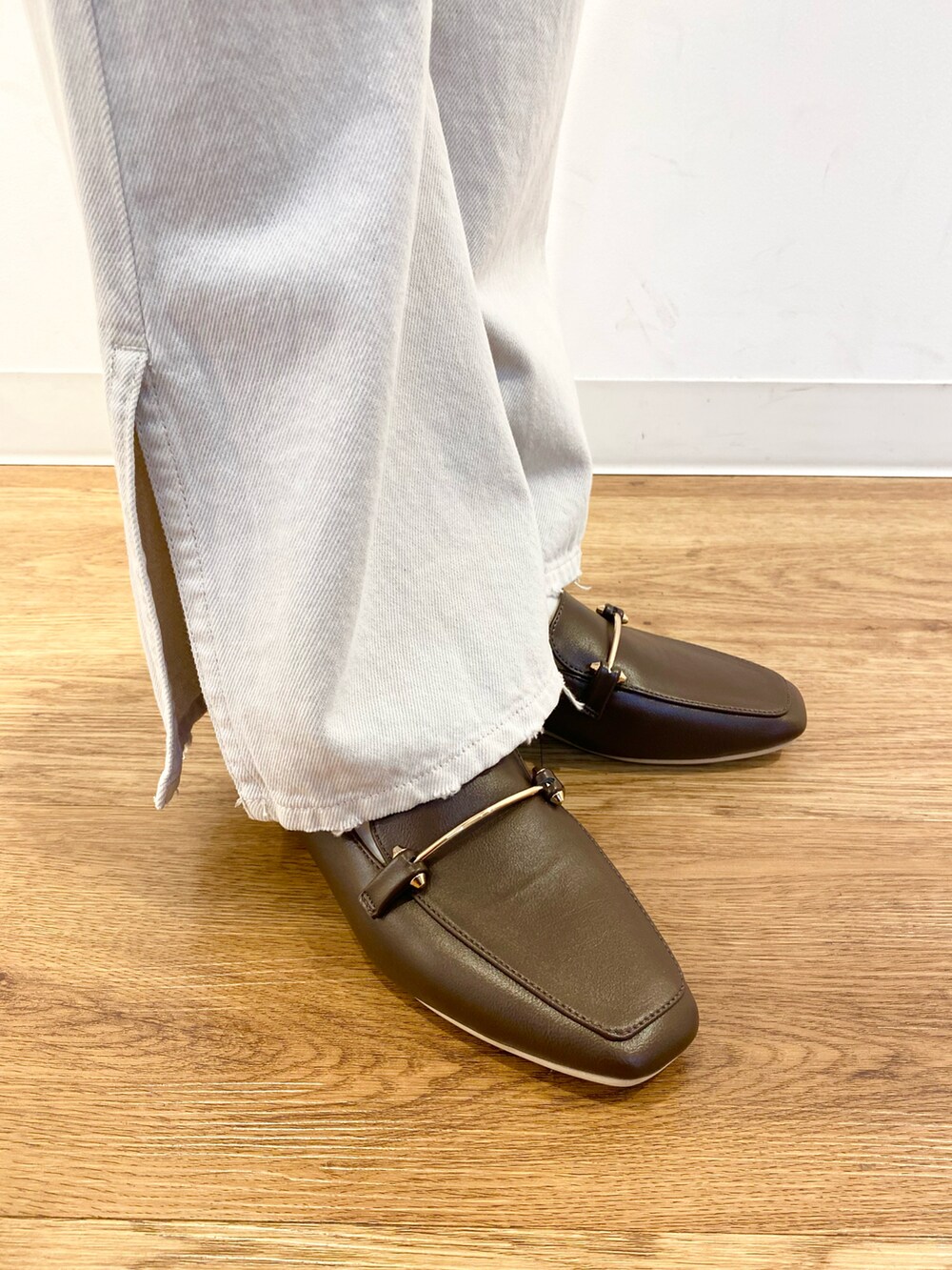 その他のテーラードジャケット、グリーン系のTシャツ/カットソー、ブラウン系のローファーを着用したレディースの冬コーディネートの5枚目の写真