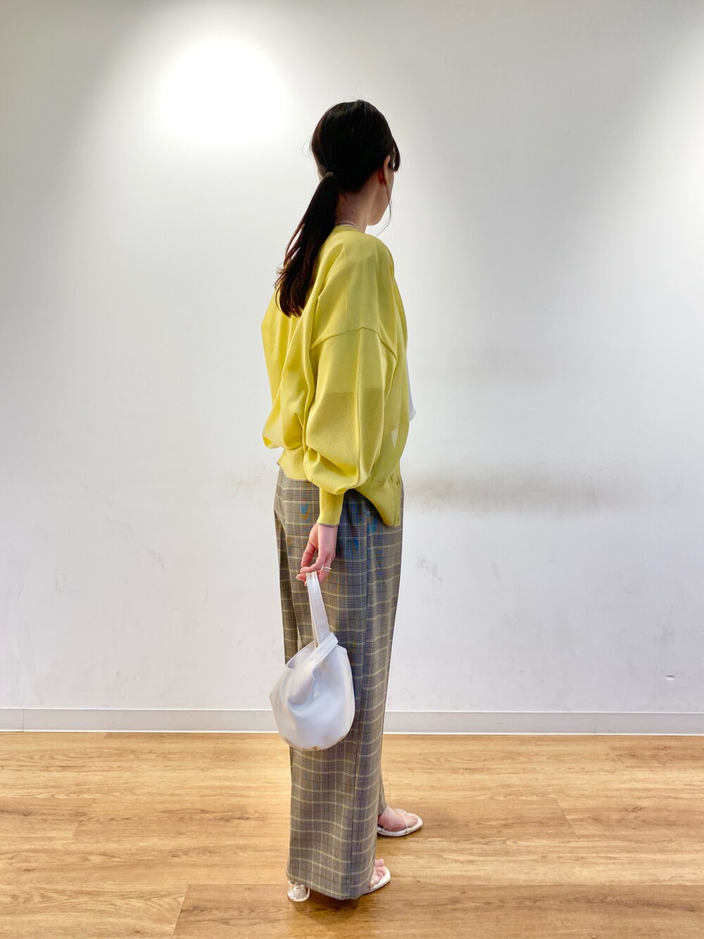 イエロー系のカーディガン/ボレロ、その他のTシャツ/カットソー、ホワイト系のサンダルを着用したレディースの春コーディネートの2枚目の写真