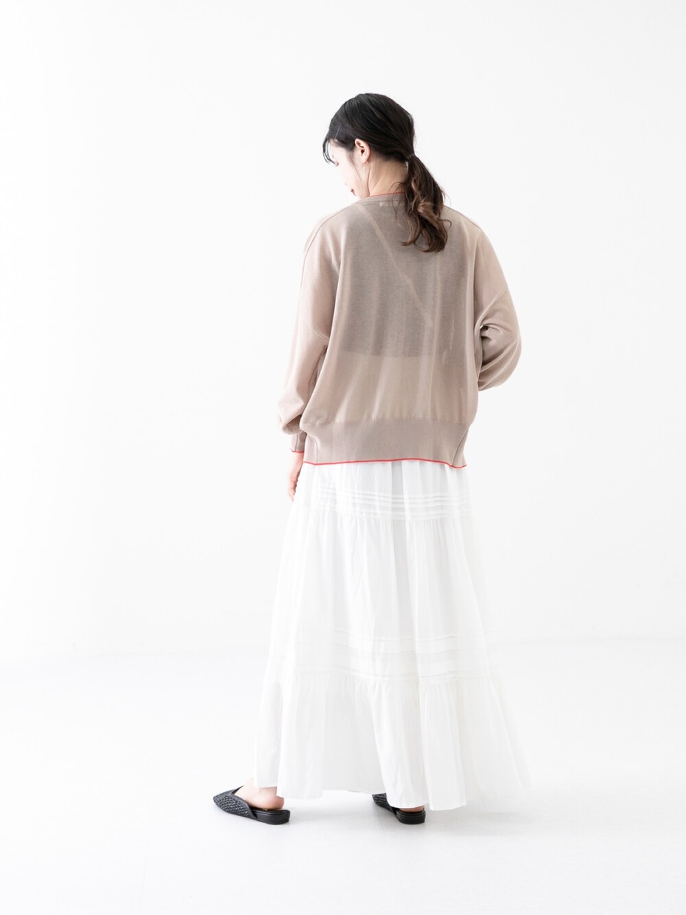 ブラック系のタンクトップ、オレンジ系のショルダーバッグ、ブラック系のその他シューズを着用したレディースの春コーディネートの3枚目の写真