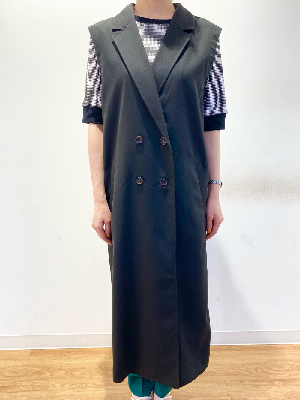 ブラック系のジャケット/アウター、ブラック系のTシャツ/カットソー、グリーン系のその他パンツを着用したレディースの春コーディネートの4枚目の写真