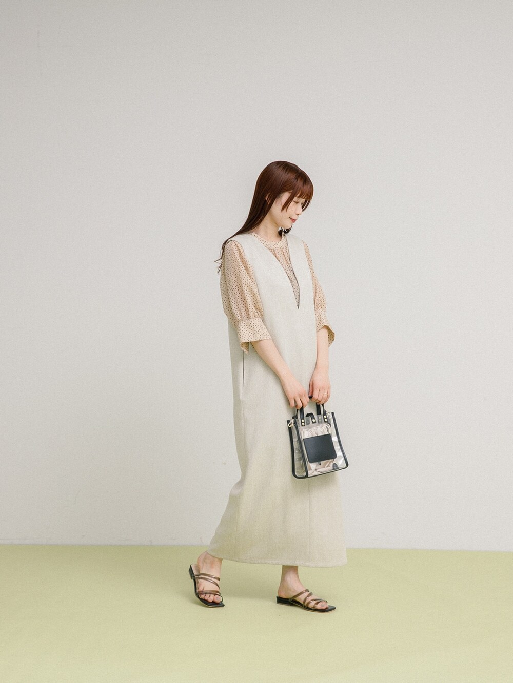 ベージュ系のワンピース、ベージュ系のシャツ/ブラウス、ブラック系のショルダーバッグを着用したレディースの春コーディネートの2枚目の写真