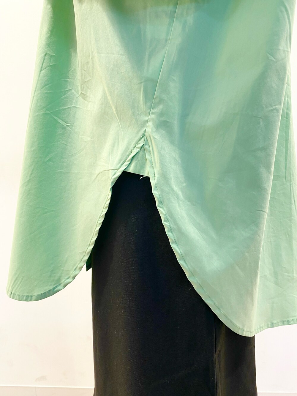 グリーン系のシャツ/ブラウス、ブラック系のスカート、ブラック系のショルダーバッグを着用したレディースの冬コーディネートの4枚目の写真