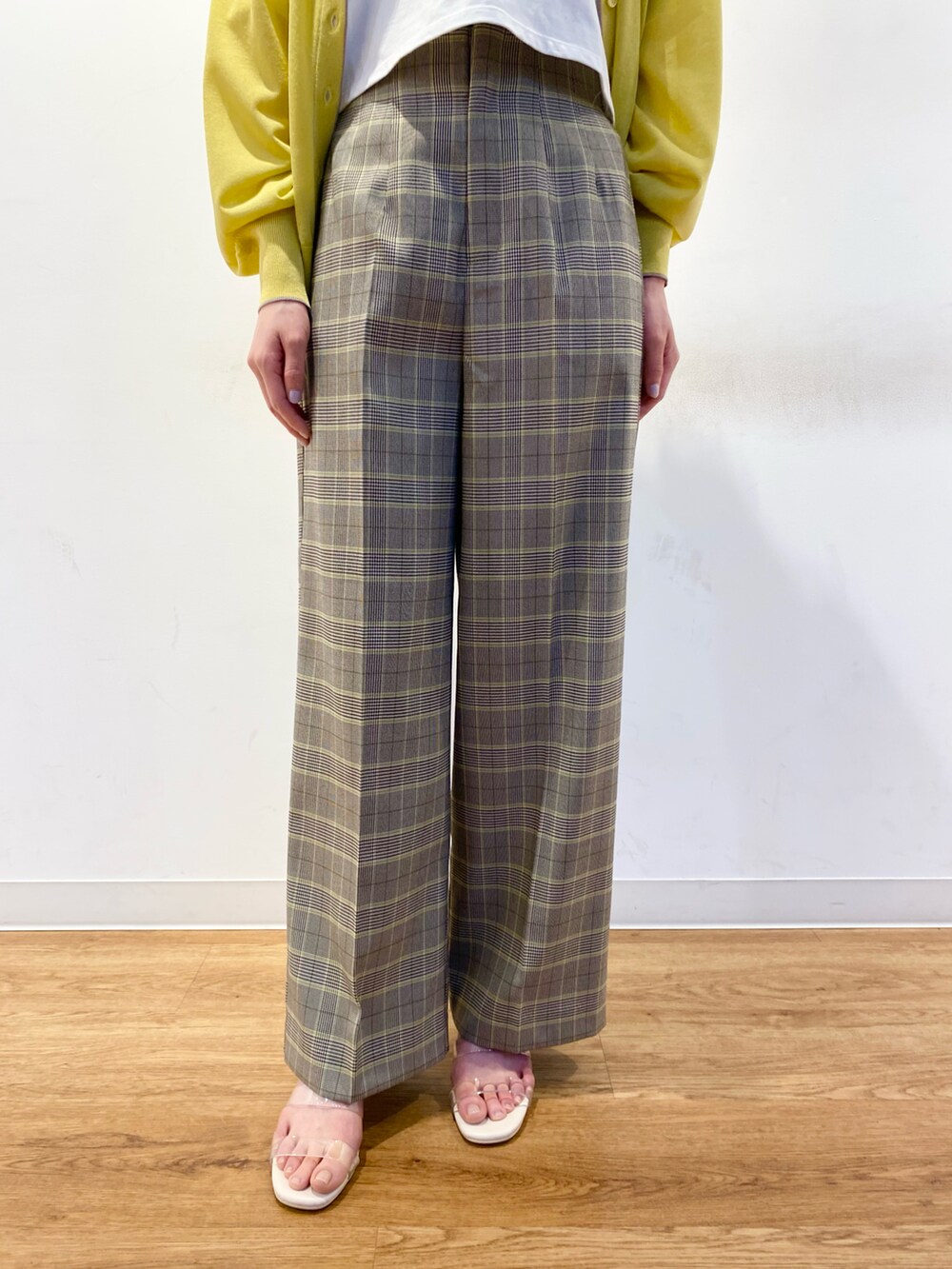 イエロー系のカーディガン/ボレロ、その他のTシャツ/カットソー、ホワイト系のサンダルを着用したレディースの春コーディネートの5枚目の写真