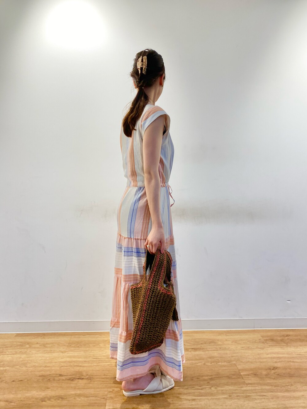 ホワイト系のワンピース/ドレス、ブラウン系のショルダーバッグ、ホワイト系のサンダルを着用したレディースの夏コーディネートの2枚目の写真