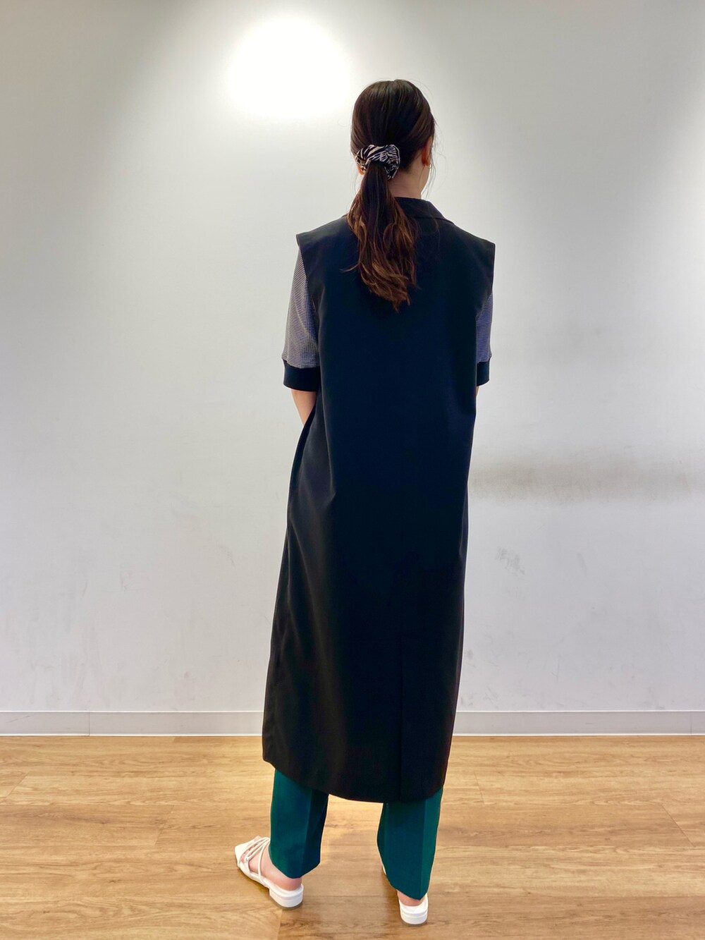 ブラック系のジャケット/アウター、ブラック系のTシャツ/カットソー、グリーン系のその他パンツを着用したレディースの春コーディネートの3枚目の写真