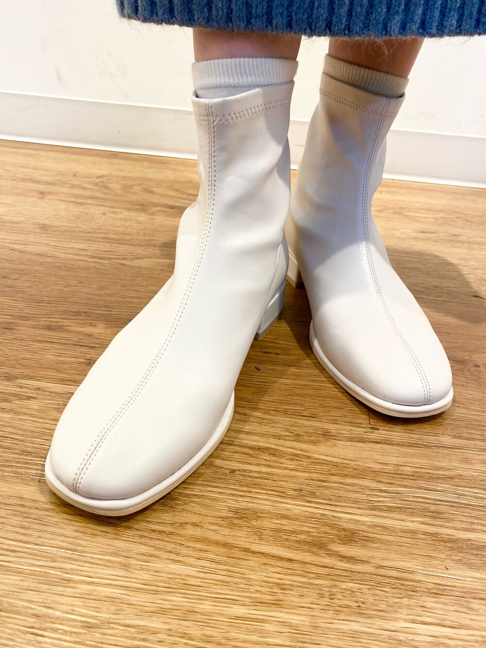 ブルー系のTシャツ/カットソー、ブラック系のボストンバッグ、ホワイト系のその他シューズを着用したレディースの冬コーディネートの4枚目の写真