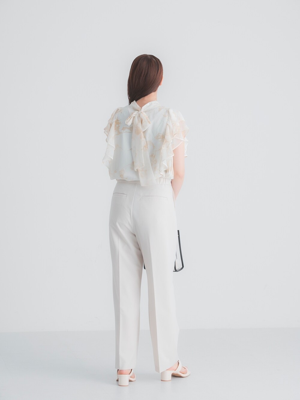 ホワイト系のシャツ/ブラウス、ブラック系のショルダーバッグ、ホワイト系のサンダルを着用したレディースの春コーディネートの6枚目の写真