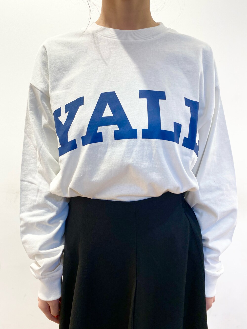 ブラック系のスカート、グリーン系のトートバッグ、ブラック系のその他シューズを着用したレディースの冬コーディネートの4枚目の写真