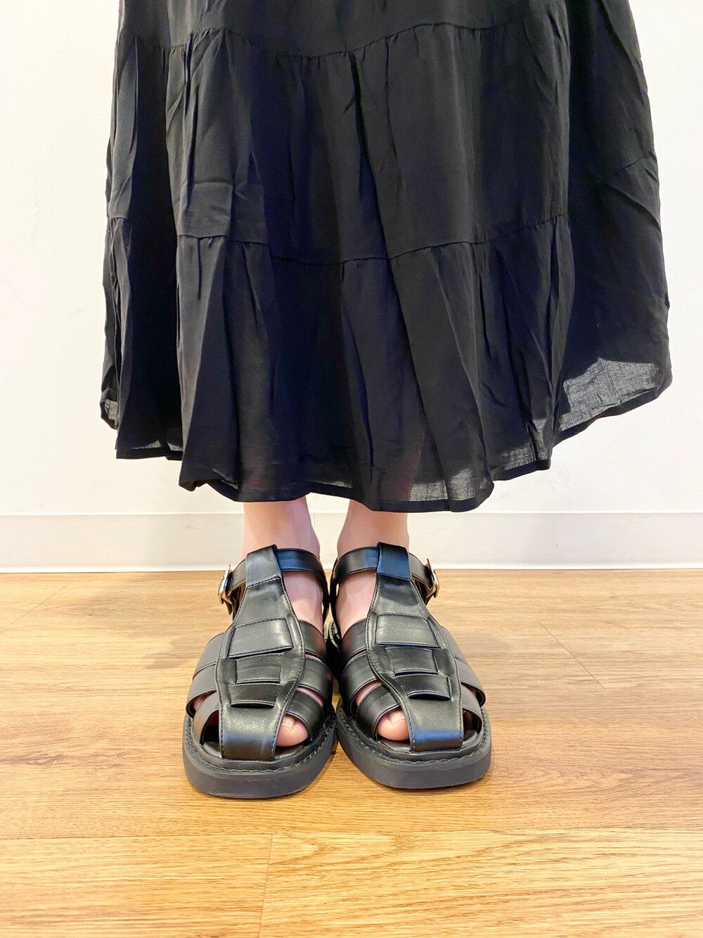 ブルー系のカーディガン/ボレロ、ホワイト系のTシャツ/カットソー、ブラック系のサンダルを着用したレディースの春コーディネートの5枚目の写真