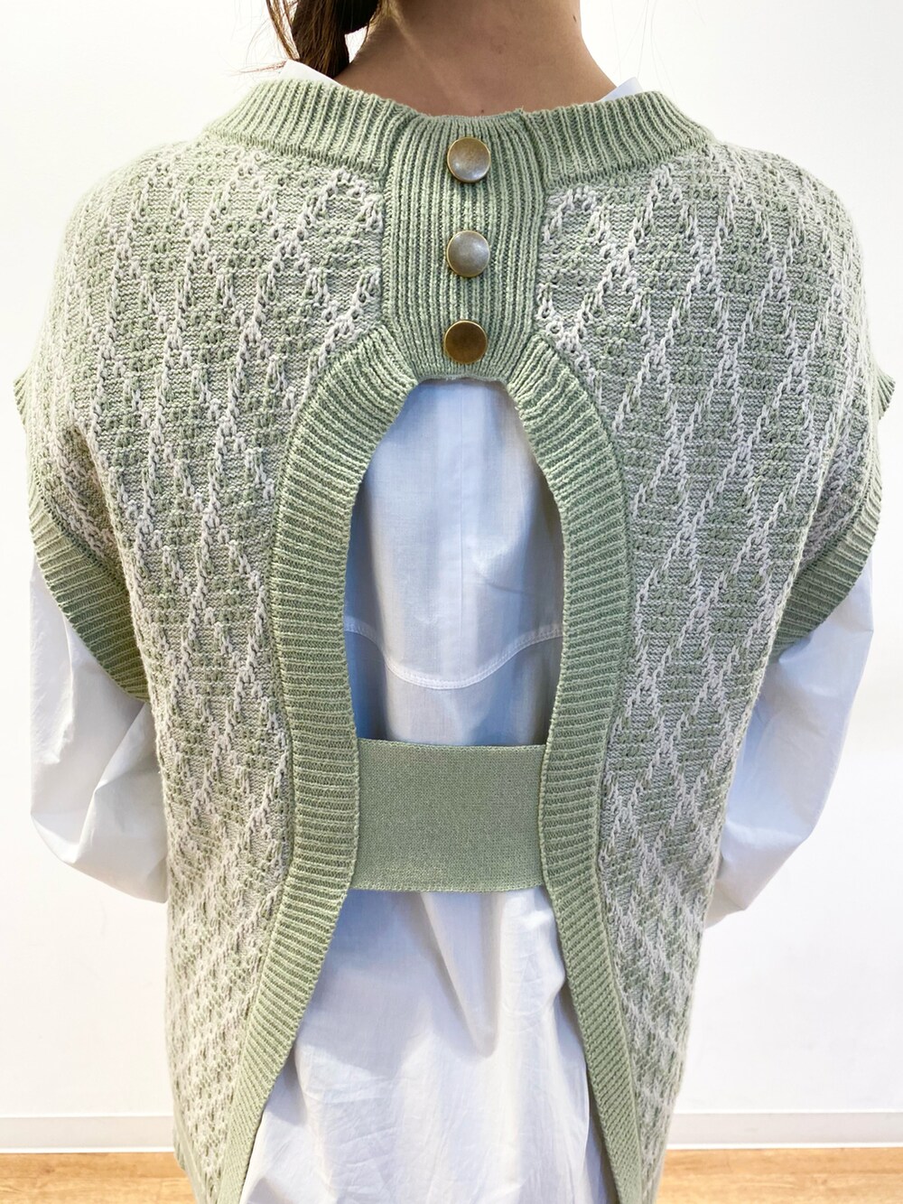 グリーン系のベスト、ホワイト系のシャツ/ブラウス、ベージュ系のその他パンツを着用したレディースの冬コーディネートの3枚目の写真