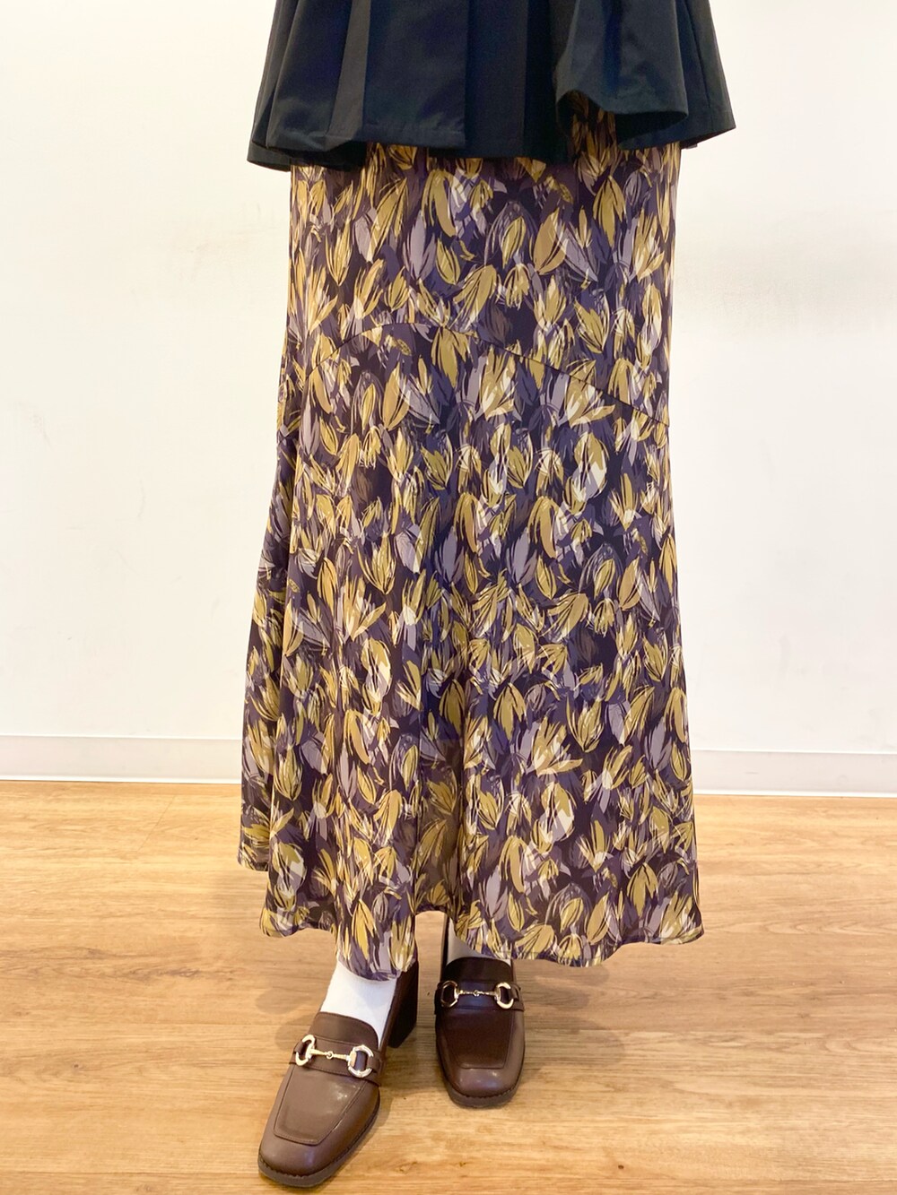 ブラック系のシャツ/ブラウス、グリーン系のトートバッグ、ブラウン系のローファーを着用したレディースの冬コーディネートの5枚目の写真