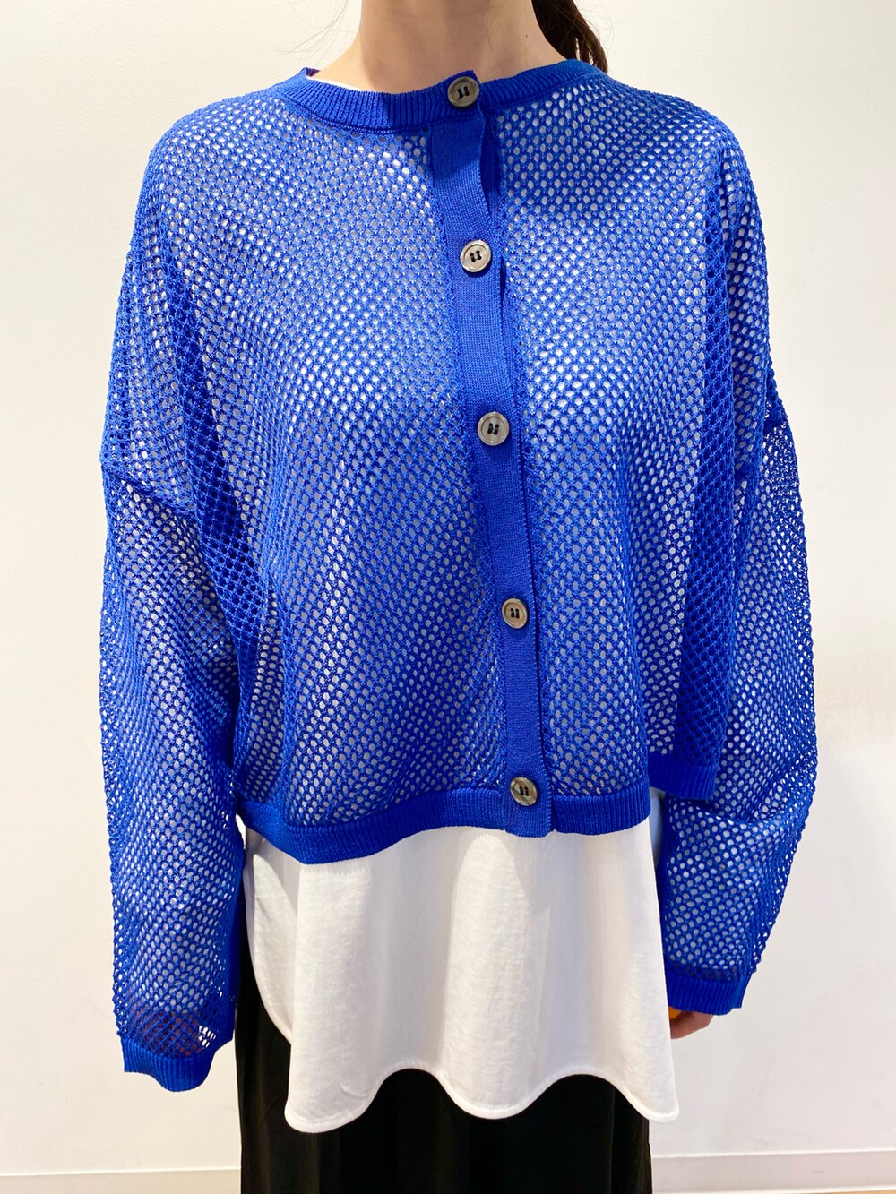 ブルー系のカーディガン/ボレロ、ホワイト系のTシャツ/カットソー、ブラック系のサンダルを着用したレディースの春コーディネートの4枚目の写真