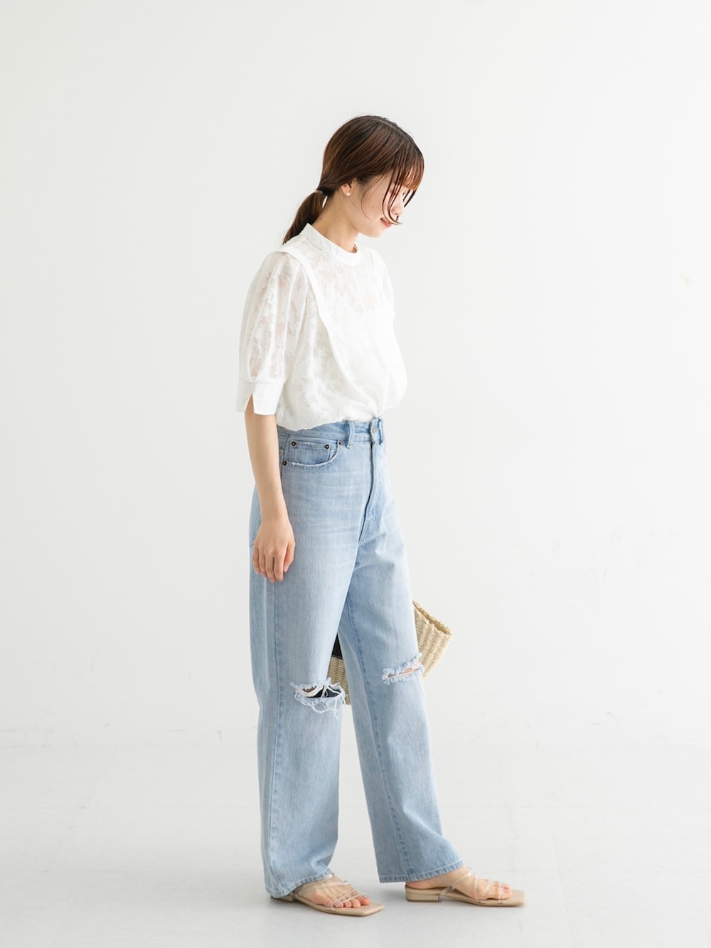 ホワイト系のシャツ/ブラウス、ブルー系のデニムパンツ、ホワイト系のトートバッグを着用したレディースの夏コーディネートの3枚目の写真