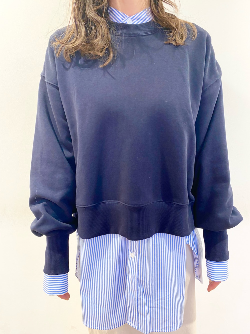 ブルー系のシャツ/ブラウス、ブルー系のスウェット、ブラウン系のショルダーバッグを着用したレディースの冬コーディネートの3枚目の写真