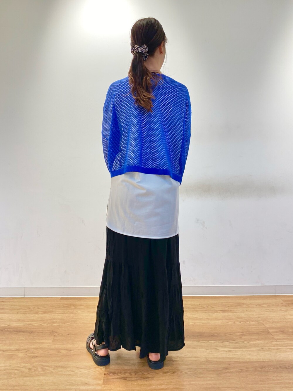 ブルー系のカーディガン/ボレロ、ホワイト系のTシャツ/カットソー、ブラック系のサンダルを着用したレディースの春コーディネートの3枚目の写真