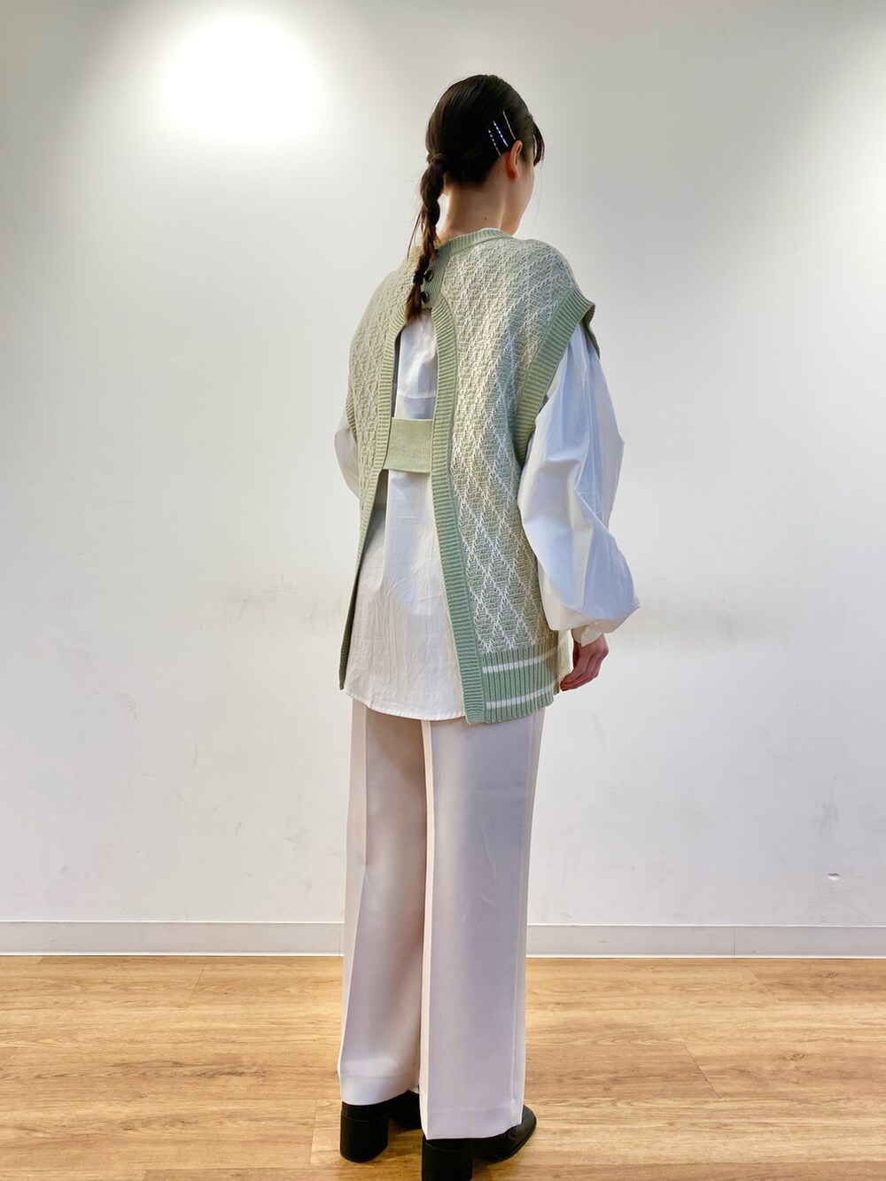 グリーン系のベスト、ホワイト系のシャツ/ブラウス、ベージュ系のその他パンツを着用したレディースの冬コーディネートの2枚目の写真