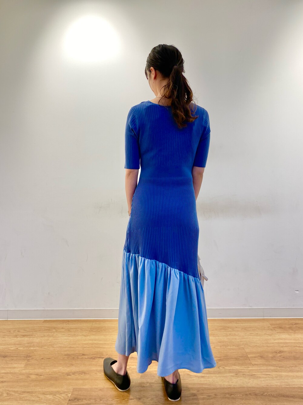 ブルー系のワンピース、ホワイト系のショルダーバッグ、ブラック系のその他シューズを着用したレディースの春コーディネートの3枚目の写真