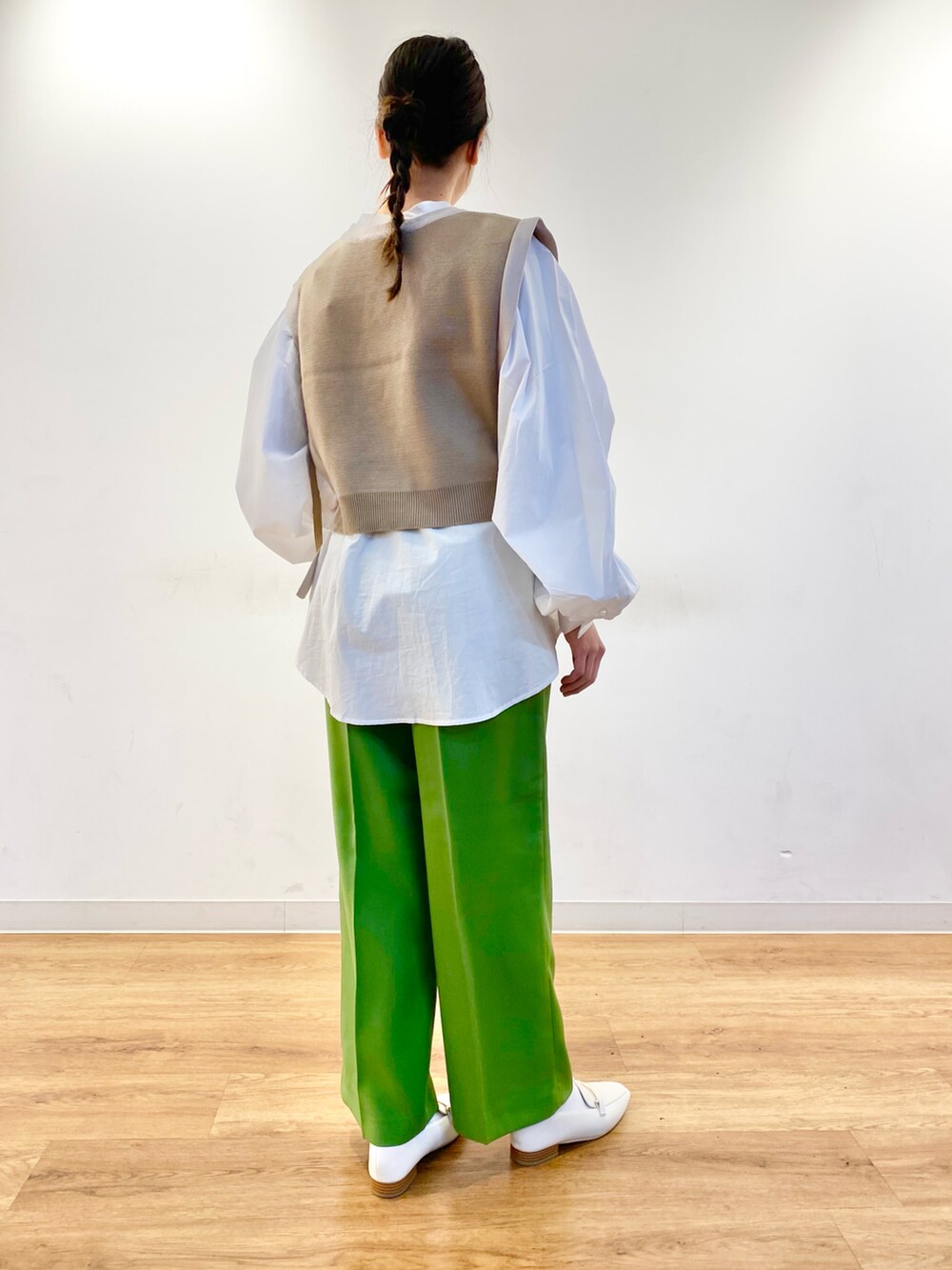 ベージュ系のベスト、ホワイト系のシャツ/ブラウス、ホワイト系のローファーを着用したレディースの冬コーディネートの2枚目の写真