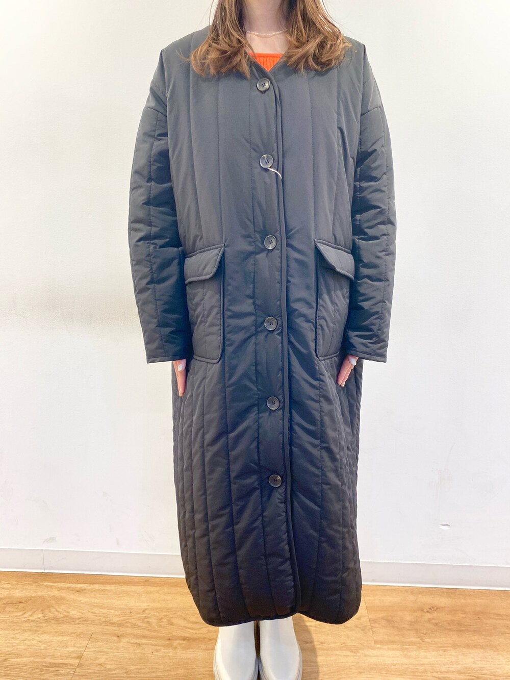 レッド系のニット/セーター、ブラック系のボディバッグ/ウエストポーチ、ホワイト系のブーツを着用したレディースの冬コーディネートの5枚目の写真