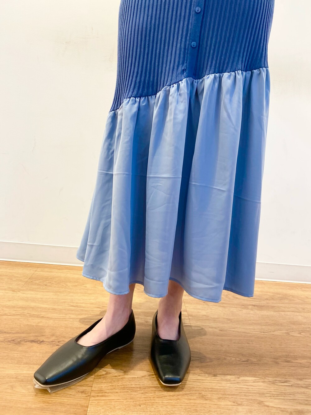 ブルー系のワンピース、ホワイト系のショルダーバッグ、ブラック系のその他シューズを着用したレディースの春コーディネートの4枚目の写真